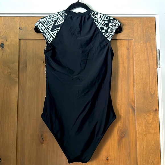 AXESEA Womens 10 Bathing Suit One Piece Swim Short Sleeve Zip front Black/White - Picture 2 of 10